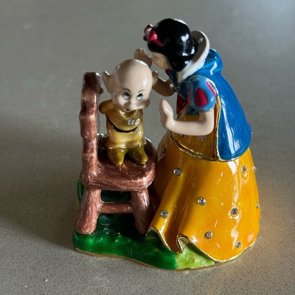 RARE Disney Collectible Snow White Kissing Dopey (standing on stool). Pristine - Picture 9 of 10